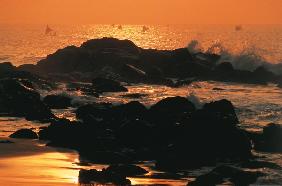 Sea in silhouette (photo) 