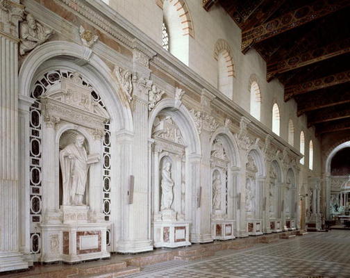 Statues of six apostles decorating the side wall of the nave (photo) a 