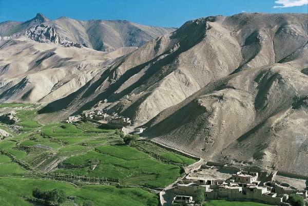 Typical Ladakhi settlement (photo)  a 