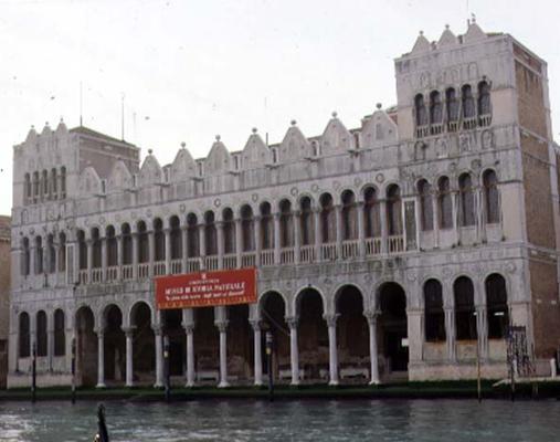 The Facade, seen from the canal (photo) a 