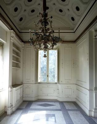 The small salon on the first floor, 16th century (photo) a 