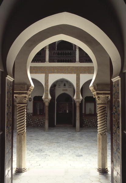 View of the courtyard interior (photo)  a 