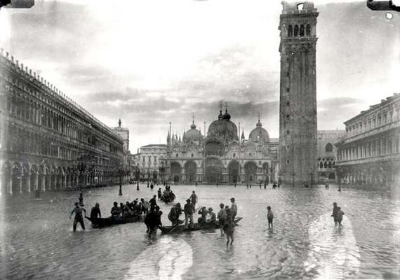 View of Flooded Piazza S. Marco (b/w photo) 1880-1920 a 