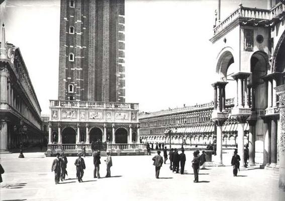 View of Piazza San Marco and the Loggetta from the Porta della Carta (b/w photo) a 