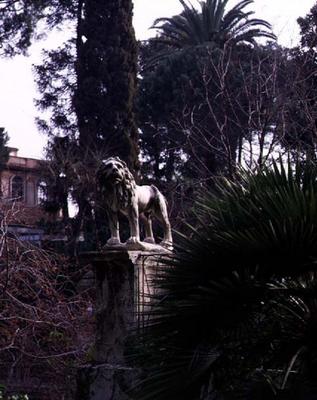 View of the garden with a statue of a lion (photo) a 