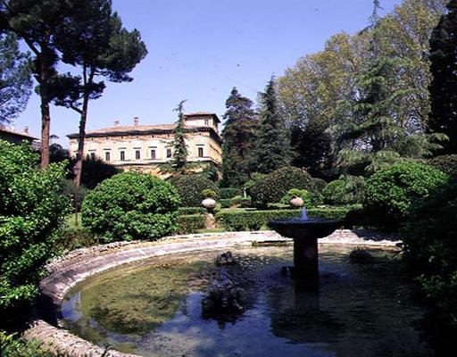 View of the villa from across the fountain and garden, designed by Baldassarre Peruzzi (1481-1536) 1 a 