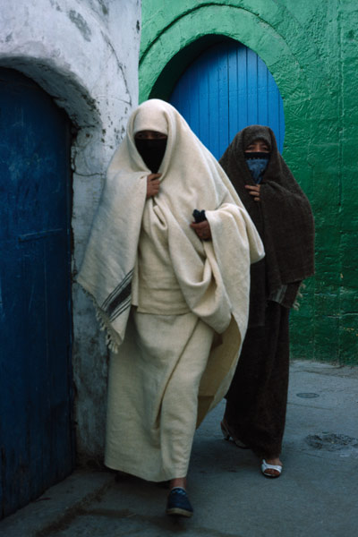 Women walking in the street, Essaouira (photo)  a 