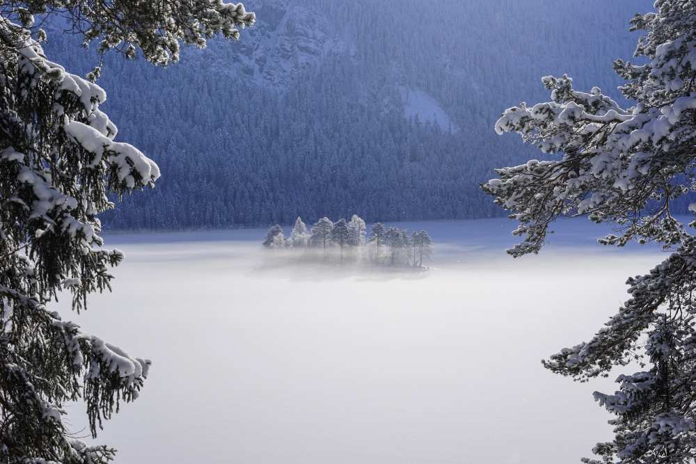 fog over frozen lake a Norbert Maier