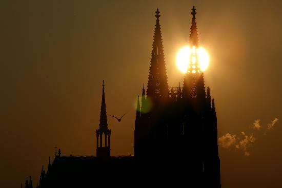 Sonnenuntergang am Kölner Dom a Oliver Berg