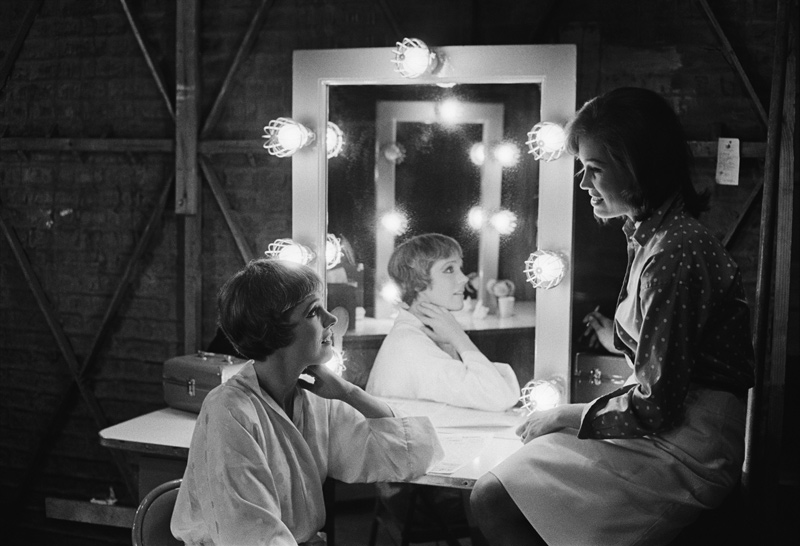 Julie Andrews and Mary Tyler Moore on the set of Thoroughly Modern Millie a Orlando Suero