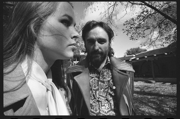 Dennis Hopper and wife Michelle Phillips at home in New Mexico a Orlando Suero