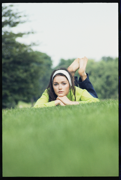 Margot Kidder on the grass a Orlando Suero