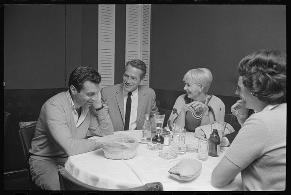 Paul Newman, Mort Sahl and Joanne Woodward joking at dinner a Orlando Suero