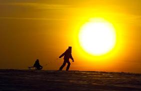 Schlittenfahrt im Sonnenuntergang