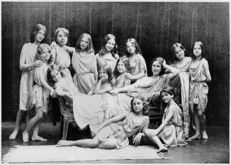 Isadora Duncan (1877-1927) and her pupils from the Grunewald School, 1908 (b/w photo)  a Paul Berger