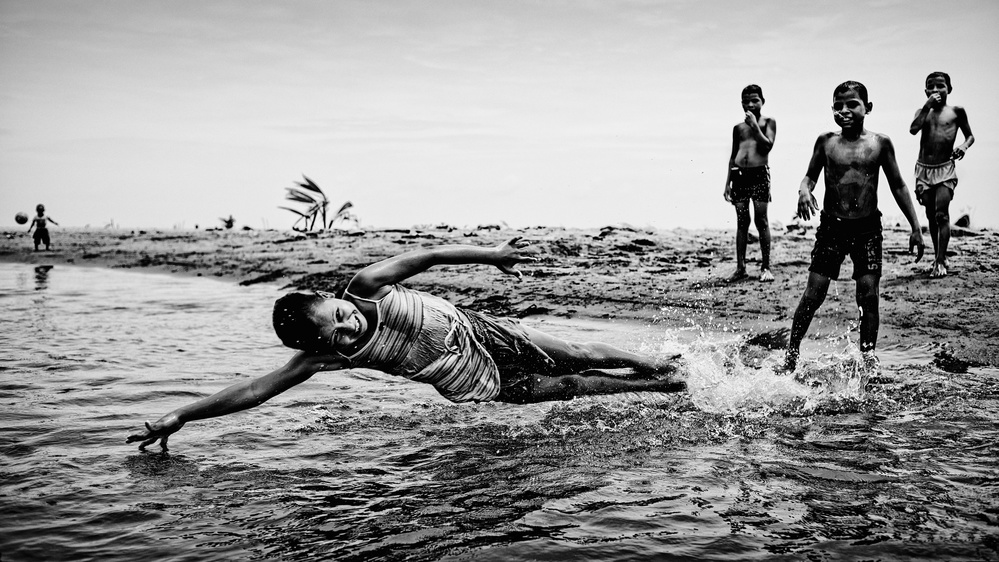 Children in the water a PAUL GOMEZ
