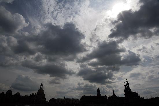 Dunkle Wolken über Dresdner Altstadt a Peer Grimm