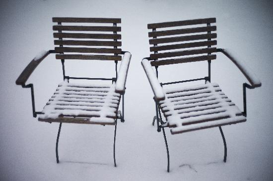 Schneebedeckte Stühle a Peter Steffen