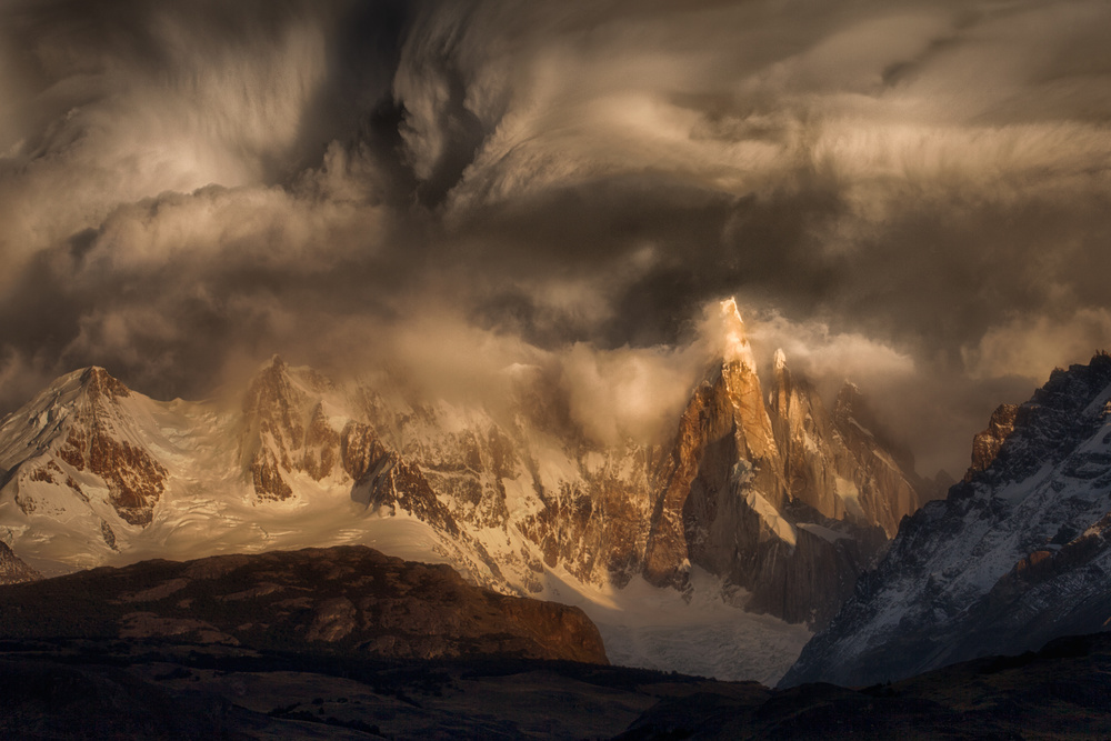 Before the storm covers the mountains spikes a Peter Svoboda MQEP