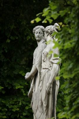 2 Statuen (Wien, Schönbrunn) a Peter Wienerroither