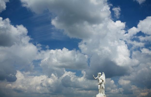 Engelstatue, Himmel mit Wolken a Peter Wienerroither