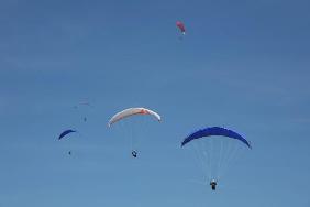 5 Paragleiter im Flug