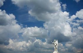 Engelstatue, Himmel mit Wolken