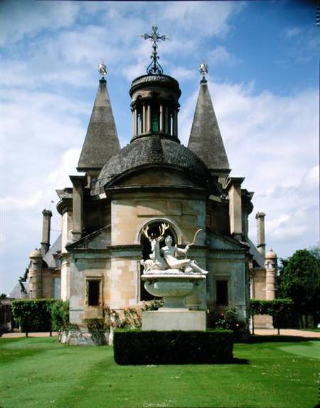 Exterior view of the chapel with sculpture of Diana the Huntress in front (photo) a Philibert Delorme
