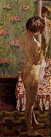 Act of a woman in front of flowered wallpaper a Pierre Bonnard