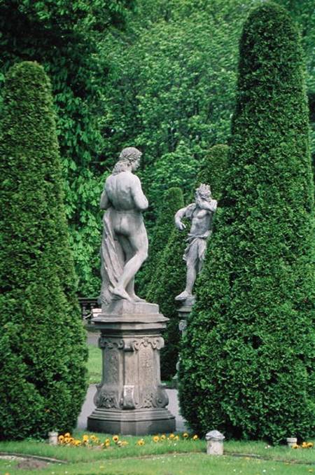 Statues and topiary in the garden (photo) a Polish School