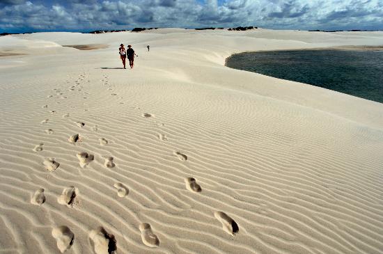 Touristen erkunden Wüstenlandschaft in Brasilien a Ralf Hirschberger