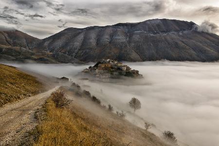 Castelluccio e le sue nebbie