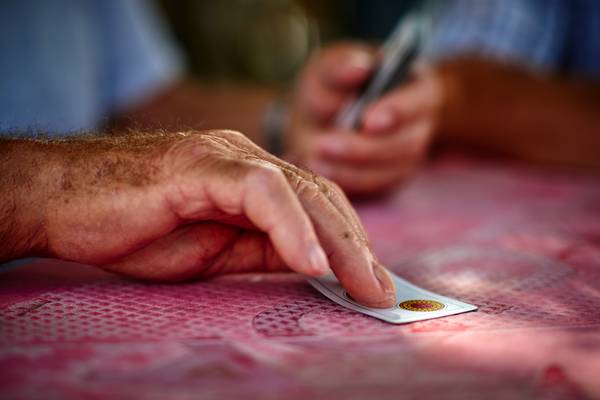 Ältere Fischer beim Kartenspielen a Robert Kalb