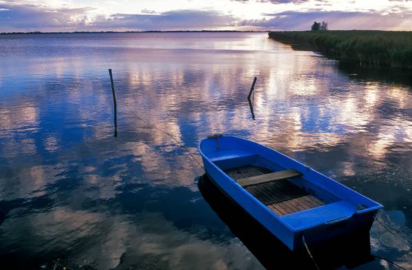 Blaues Boot am Seeufer mit Wolkenstimmung a Robert Kalb