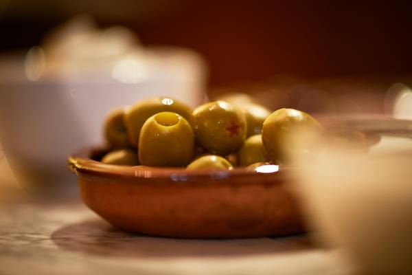 Drei Schalen mit Oliven auf einem Esstisch a Robert Kalb