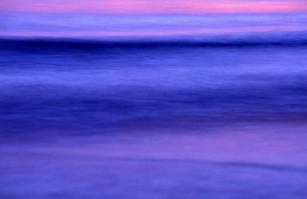 Farbenspiel einer unscharfen Welle im Meer a Robert Kalb