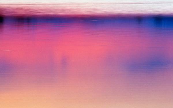 Farbenspiel im Wasser durch einen Sonnenuntergang am Rauchwarter See a Robert Kalb