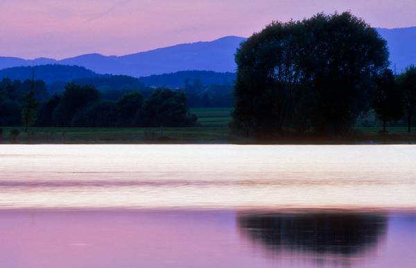 Farbenspiel im Wasser (von blau bis rosarot) durch einen Sonnenuntergang a Robert Kalb