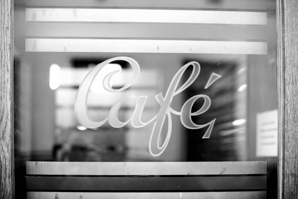 Fenster mit Aufschrift Cafe in einem Wiener Kaffeehaus. a Robert Kalb