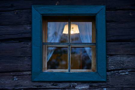 Blick durch ein Fenster in die Stube