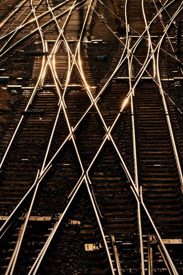 Eisenbahnschienen mit einer Weiche im Gegenlicht beim Westbahnhof