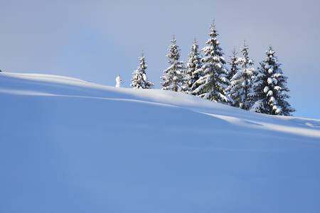 Tiefverschneite Winterlandschaft in Vorarlberg
