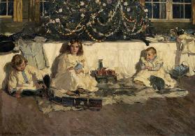 Kinder unter dem Weihnachtsbaum