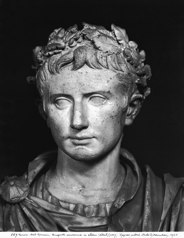 Head of Emperor Augustus (63 BC-14 AD) crowned with an oak wreath  (detail) a Arte Romana