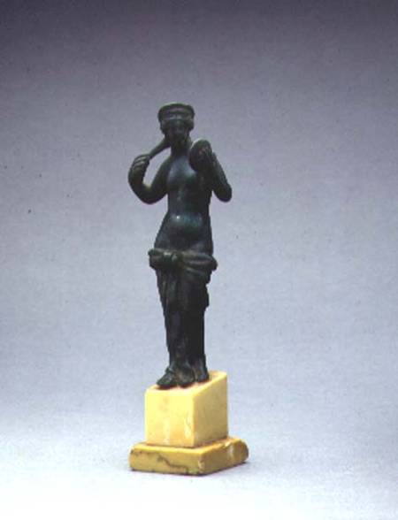 Bronze figure of Venus holding a mirror a Arte Romana