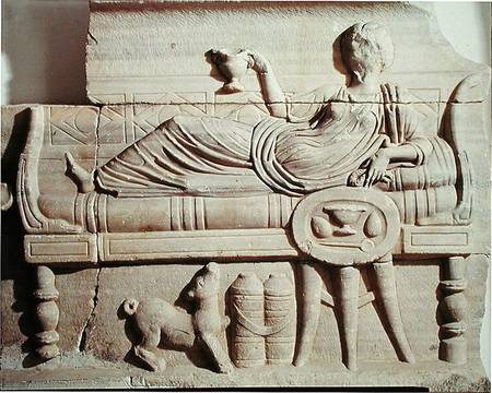 Detail from a sarcophagus depicting a woman reclining on a bench a Arte Romana