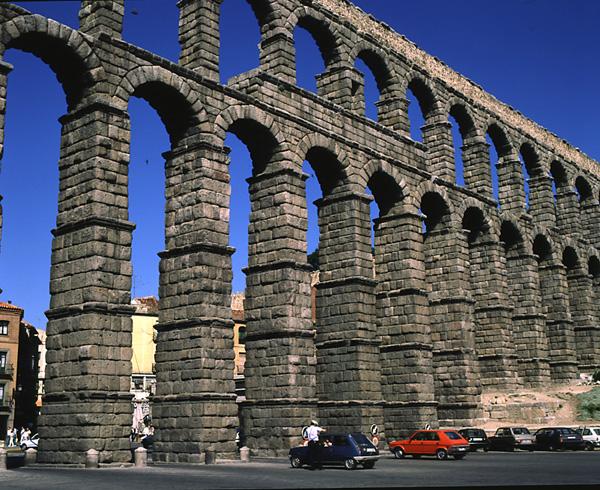 View of the Roman aqueduct (photo)  a Arte Romana