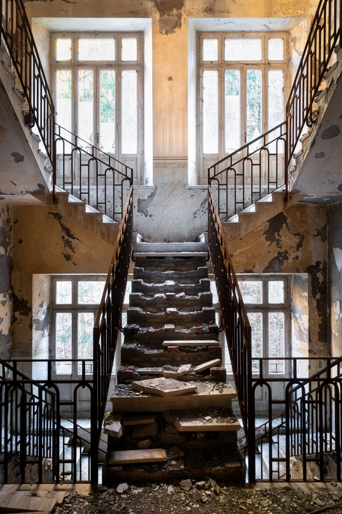 Broken Staircase a Roman Robroek