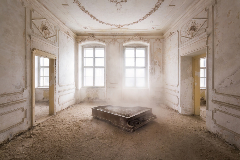 Abandoned Piano in the Dust a Roman Robroek