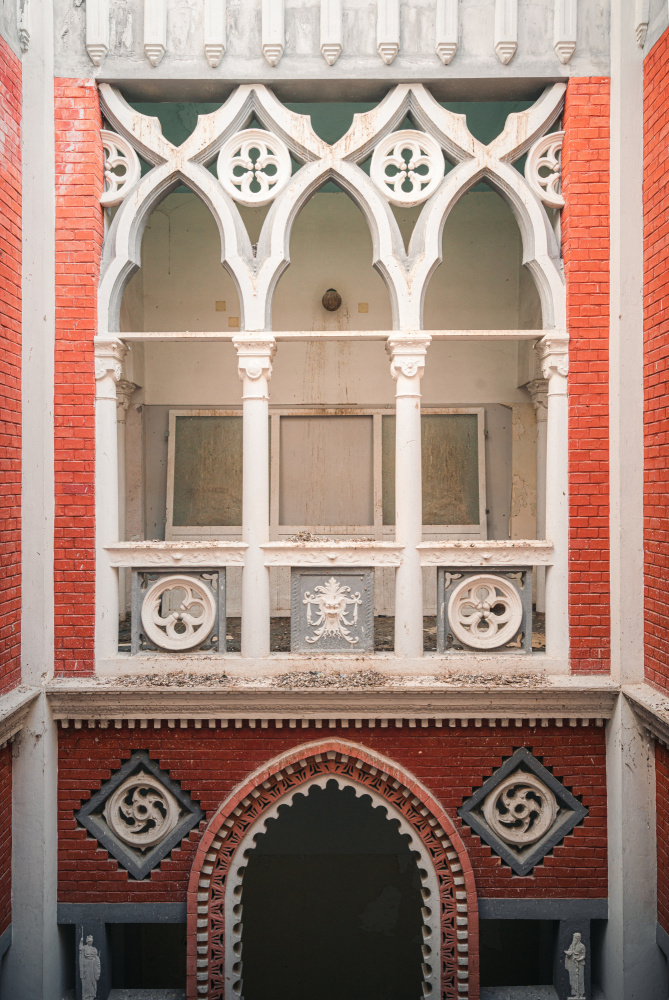 Abandoned Venetian Hotel a Roman Robroek